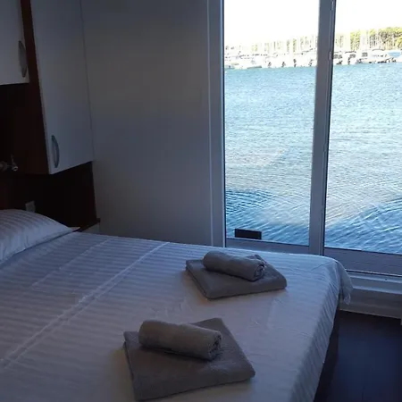 Floating House Sunflower Сasa de vacaciones Pula