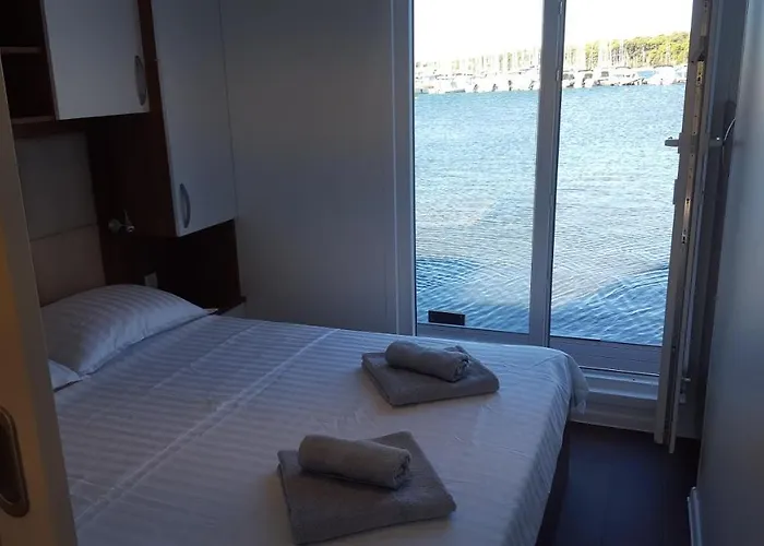 Floating House Sunflower Hébergement de vacances Pula